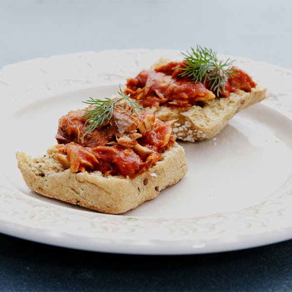 Makrill i tomatsås på bröd