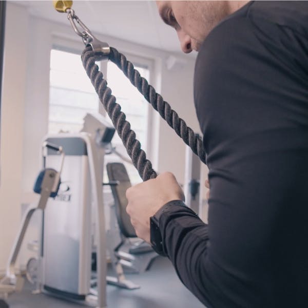 Träningstips – Så gör du tricep pushdown i kabelmaskinen